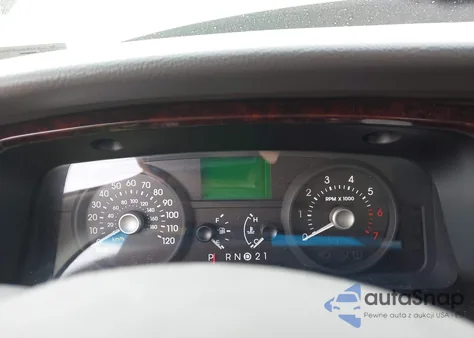 2010 Lincoln Town Car Signature Limited z USA, uszkodzony, nr VIN 2LNBL8CV6AX631548